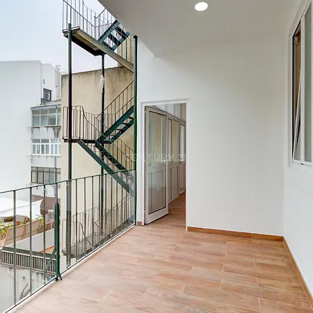 Apartmán Cozy With 3 Bedrooms And Living Close To The Center Lisboa