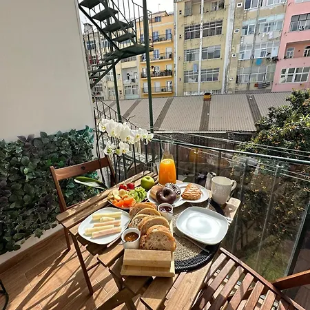 Apartmán Cozy With 3 Bedrooms And Living Close To The Center