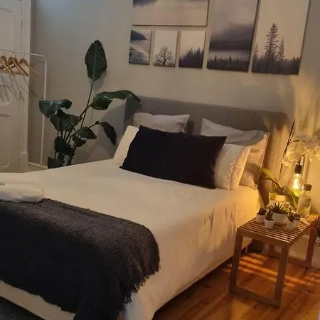 Cozy With 3 Bedrooms And Living Close To The Center Apartmán