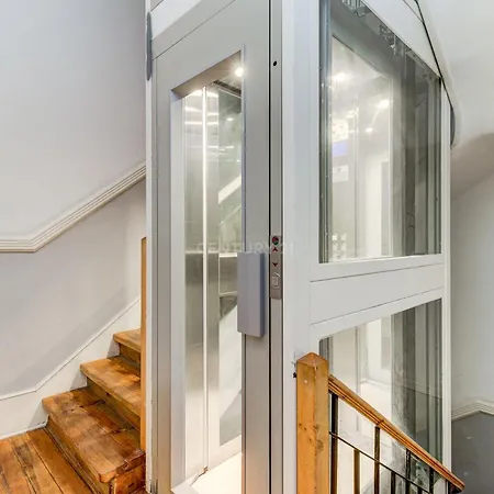 Cozy With 3 Bedrooms And Living Close To The Center Apartmán