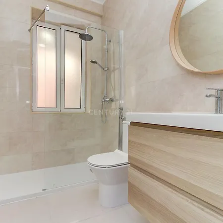 Cozy With 3 Bedrooms And Living Close To The Center Lisboa