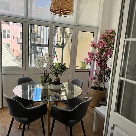 Cozy With 3 Bedrooms And Living Close To The Center